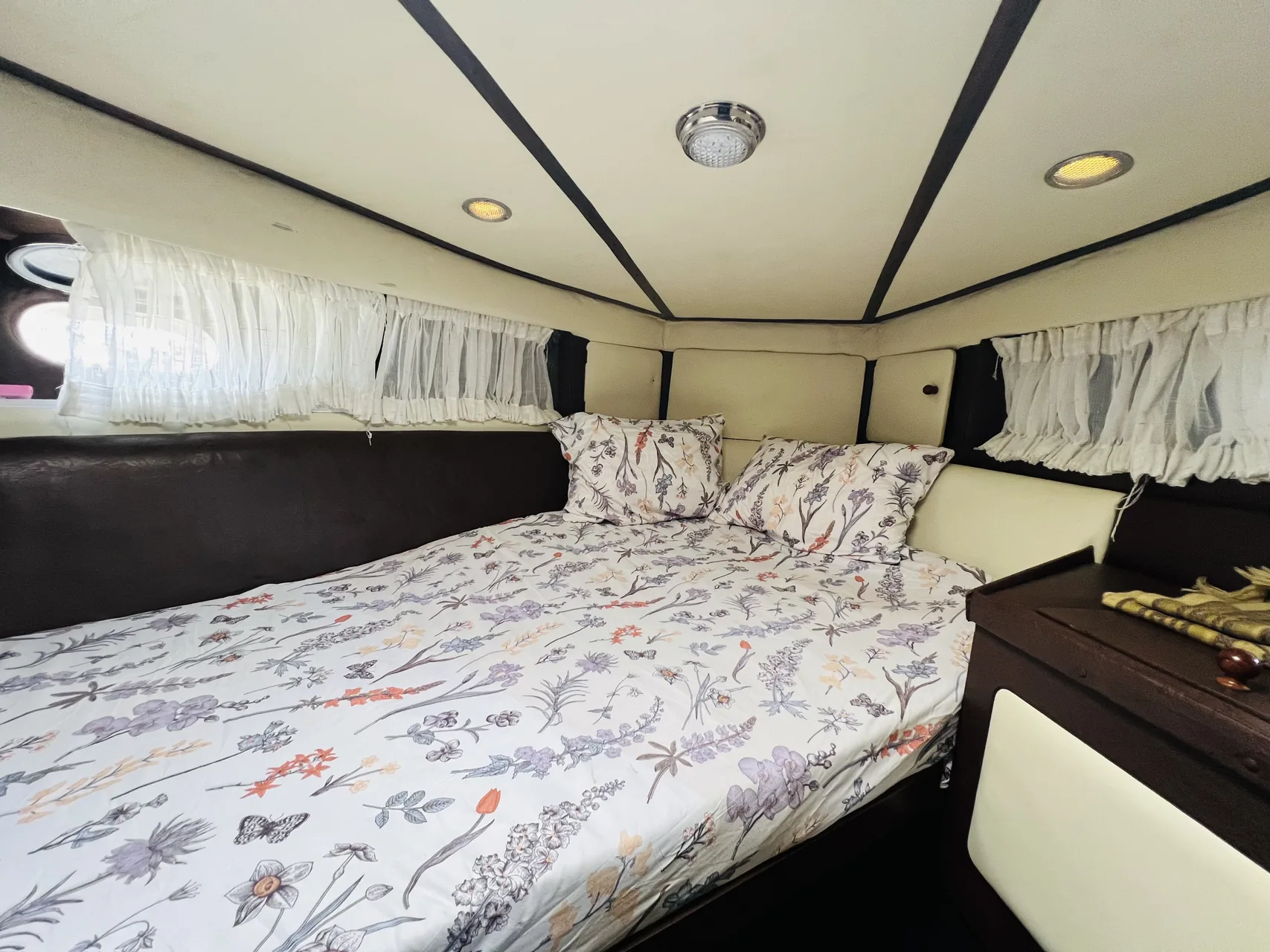 Oyine | Princess 330 Luxury Yacht Cruise