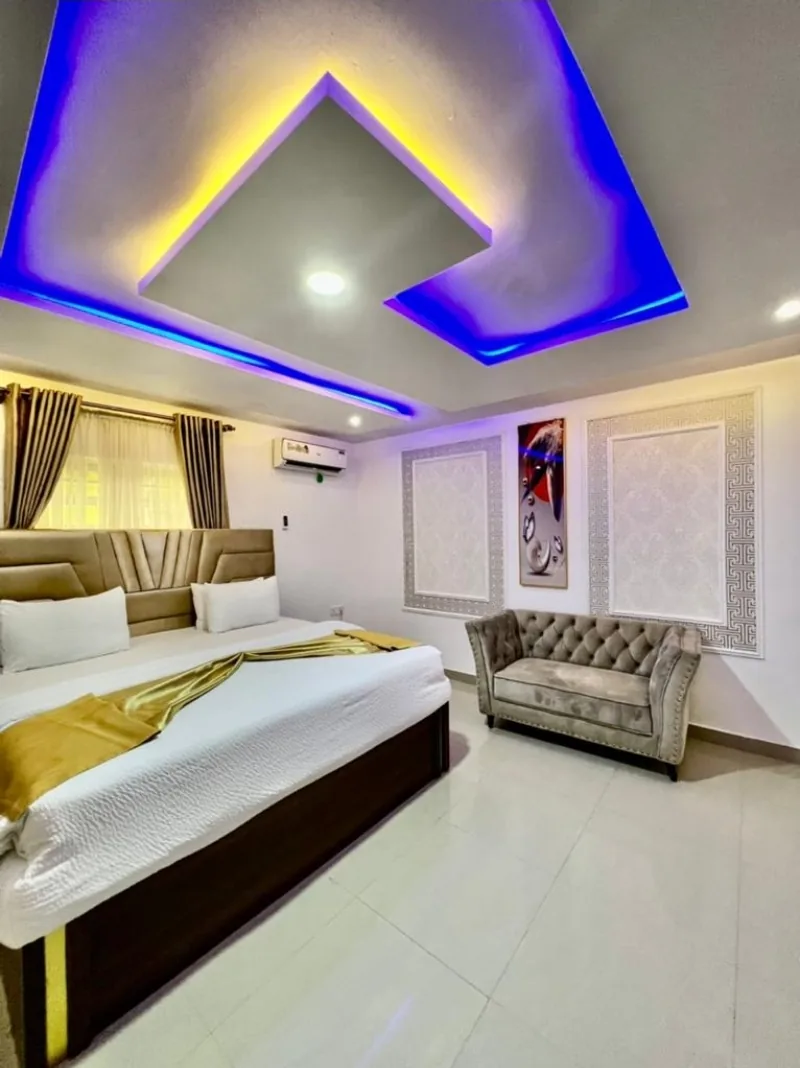 White Chase Superdeluxe
